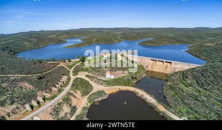 Die Drohnenansicht des Valverde Del Camino Silillos Reservoir and Dam befindet sich am Buitron River innerhalb der hydrographischen Wasserlinie Tinto, Odiel und Piedras Stockfoto