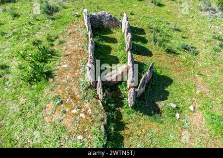 Aus der Vogelperspektive des Monolithen Nummer 3, der Teil des Gabrieles Dolmen-Komplexes ist, in der Gemeinde Valverde del Camino, Provinz Huelva, Andalusien, Stockfoto