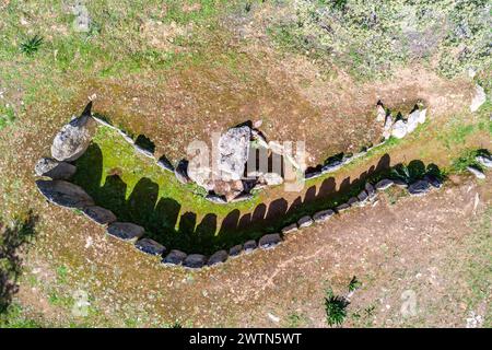 Zenith oder Vogelperspektive des Monolithen Nummer 4, bekannt als de la Encina, der Teil des Gabrieles Dolmen-Komplexes ist, in der Gemeinde Valverde del C. Stockfoto