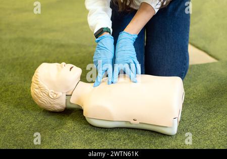 HLW-Schulung im Unterricht. Reanimationsverfahren an HLW-Puppe. Stockfoto