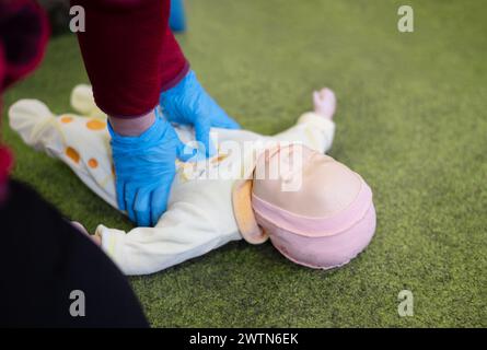 HLW-Training an einer Säuglingsschulpuppe. Stockfoto