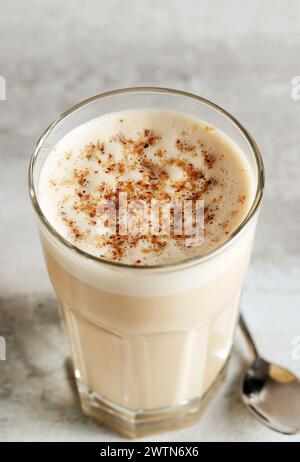 Kaffee mit Milch und geriebener Nuss in einem Glas. Rapskaffee Stockfoto