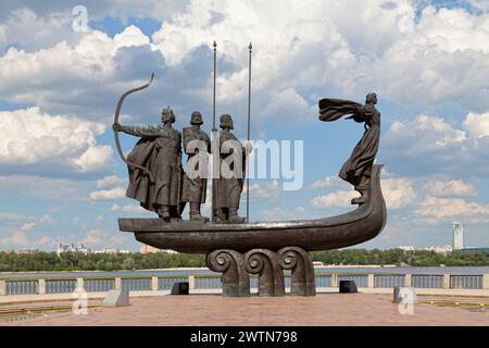 Kiew, Ukraine - 06. Juli 2018: Denkmal für die legendären Gründer von Kiew: Kiy, Schek, Choryv und Lybid auf dem Dnipperdamm. Stockfoto