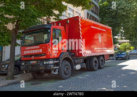 Lissabon, Portugal - 02. Juni 2018: Ein Feuerwehrauto der Freiwilligen Feuerwehrleute von Lissabon parkte auf der Straße in der Nähe einer Feuerwache. Stockfoto