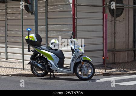 Lissabon, Portugal - 02. Juni 2018: Ein Roller der örtlichen Polizei parkt auf einer Straße. Stockfoto