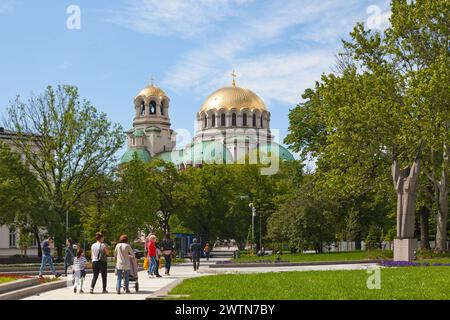 Sofia, Bulgarien - 18. Mai 2019: Menschen gehen in einem Park gegenüber der St. Alexander-Newski-Kathedrale (Bulgarisch: Храм-паметник'Свети Александър Невски Stockfoto