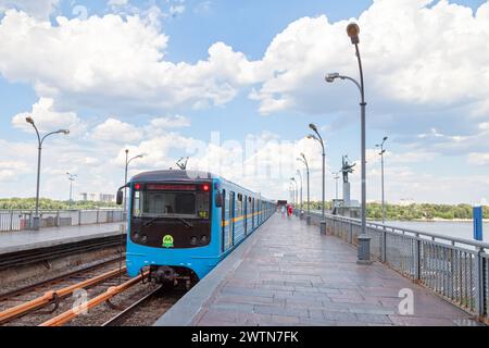 Kiew, Ukraine - 06. Juli 2018: Zug der Linie 1 der Kiewer U-Bahn (Ukrainisch: Ки́ївський метрополіте́н), am Bahnhof Dnipro. Stockfoto