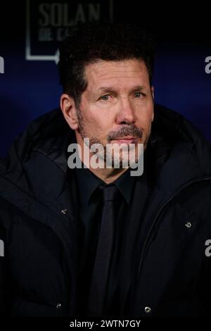 MADRID, SPANIEN - 17. MÄRZ: Diego Pablo Simeone Head Coach von Atletico de Madrid sieht sich vor dem LaLiga EA Sports Match zwischen Club Atletico de Madrid und FC Barcelona im Civitas Metropolitano Stadium am 17. März 2024 in Madrid, Spanien, an. (Foto Von Francisco Macia/Foto-Player-Bilder) Stockfoto