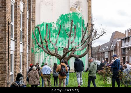 Banksy Tree Kunstwerke und Street Art in Christie Court, Hornsey Road, Hornsey, Islington, London. Grüne Wand, die Blätter auf einem Bärenbaum darstellt. Stockfoto