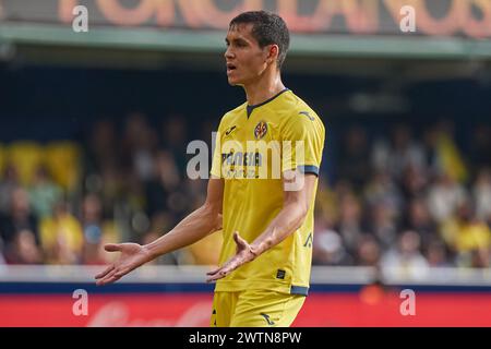 VILLARREAL, SPANIEN - 17. MÄRZ: Aissa Mandi Mittelverteidiger von Villarreal CF reagiert beim LaLiga EA Sports Spiel zwischen Villarreal FC und Valencia CF am 17. März 2024 im Estadio de la Ceramica in Villarreal, Spanien. (Foto Von Jose Torres/Foto-Player-Bilder) Stockfoto