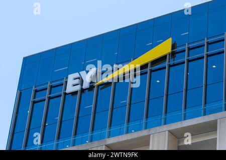 Nahaufnahme des EY (Ernst and Young) Logozeichens auf dem Gebäude in Auckland, Neuseeland. Stockfoto