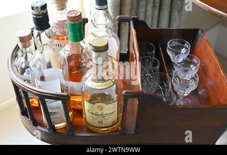 Whiskyflaschen und -Gläser in der Hausbar. Stockfoto