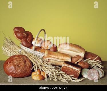 Stillleben. Essen. Brotlaibe mit getrockneten Weizenstielen. Stockfoto