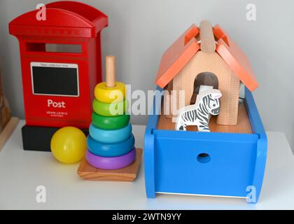 Buntes Spielzeug für Kinder zu Hause. Stockfoto