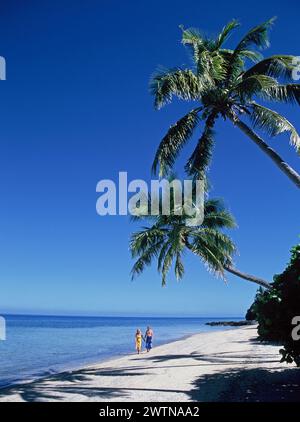 Fidschi. Pärchen, die am tropischen Strand spazieren gehen. Stockfoto