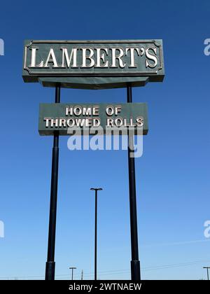 Ozark, Missouri - 10. März 2024: Lambert's Cafe - Heimstadion der geworfenen Rolls Stockfoto