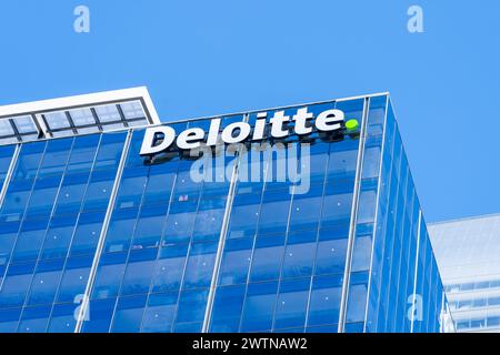 Deloitte-Logo-Schild auf dem Bürogebäude. Auckland, Neuseeland. Stockfoto
