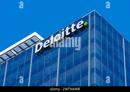 Deloitte-Logo-Schild auf dem Bürogebäude. Auckland, Neuseeland. Stockfoto