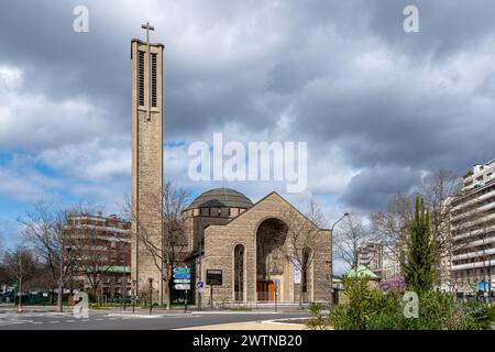 Außenansicht der katholischen Kirche Sainte Jeanne de Chantal, Porte de Saint-Cloud im 16. Arrondissement von Paris Stockfoto