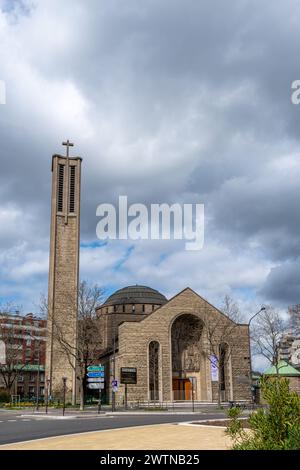 Außenansicht der katholischen Kirche Sainte Jeanne de Chantal, Porte de Saint-Cloud im 16. Arrondissement von Paris Stockfoto