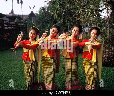 Thailand. Bangkok. Traditionelle Fingernageltänzerinnen im Garten. Stockfoto