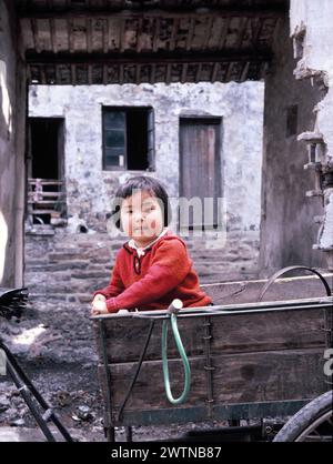 China. Jiangsu. Suzhou. Kleines Mädchen im Fahrradwagen. Stockfoto