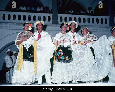 Mexiko. Veracruz. Weibliche und männliche Tänzerinnen auf der Bühne des Karnevals. Stockfoto