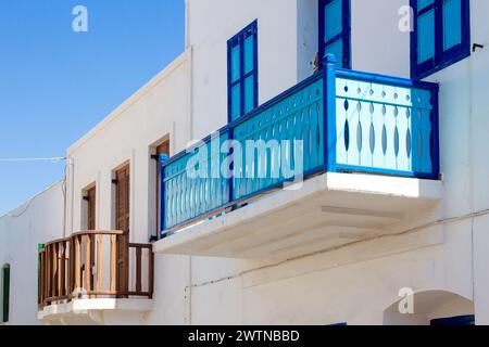 Traditionelle Architektur griechischer Inseln mit Holzbalkons in hellen Farben und Fenstern. Hier wie auf der Insel Nisyros. Stockfoto