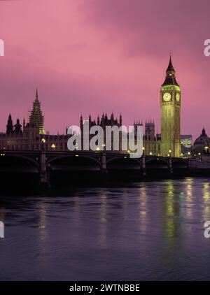 England. London. Houses of Parliament mit Big Ben und Themse bei Nacht. Stockfoto