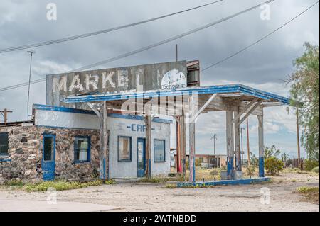 Verlassene Tankstelle und Café an der berühmten Route 66 in der Nähe von Amboy in der Mojave-Wüste, Kalifornien Stockfoto