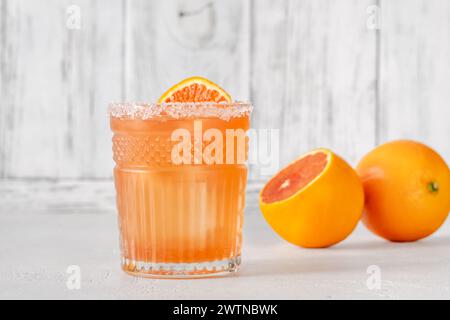 Blood Orange Margarita Cocktail garniert mit Orangenrad Stockfoto