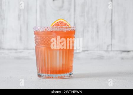 Blood Orange Margarita Cocktail garniert mit Orangenrad Stockfoto