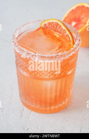 Blood Orange Margarita Cocktail garniert mit Orangenrad Stockfoto