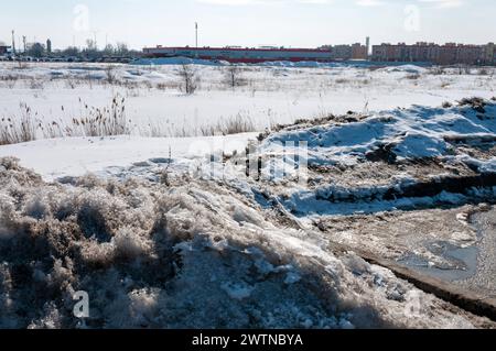 Gewöhnliches Leben in der Stadt Samara im Frühling Drifts von schmutzigem Schnee auf der Seite der Straße Samara Region Russland Copyright: XSvetlanaxVozmil Stockfoto