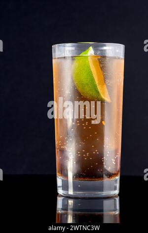 Long Island Iced Tea Cocktail garniert mit Limettenkeil Stockfoto