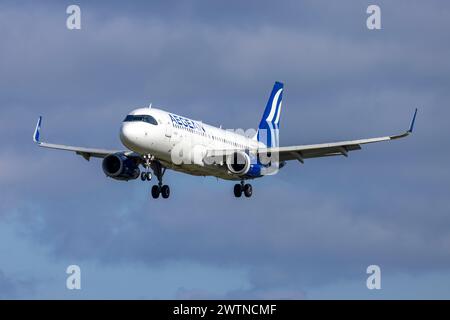 Aegean Airlines Airbus A320-232 (REG: SX-DGZ), der von Athen = m ankommt. Stockfoto