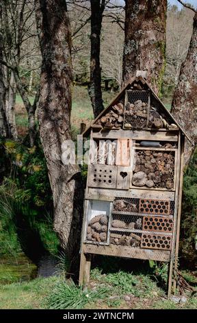 Insektenhotel aus recyceltem Material. Hotel zum Bestäuben von Insekten Stockfoto