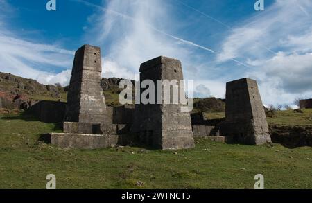 Surreale Betonkonstruktionen der alten Bleibrechanlage Golconda. Harborough Rocks Derbyshire Peak District Stockfoto Surreale Betonkonstruktionen der alten Bleibrechanlage Golconda. Harborough Rocks Derbyshire Peak District Stockfoto