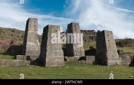 Surreale Betonkonstruktionen der alten Bleibrechanlage Golconda. Harborough Rocks Derbyshire Peak District Stockfoto Surreale Betonkonstruktionen der alten Bleibrechanlage Golconda. Harborough Rocks Derbyshire Peak District Stockfoto