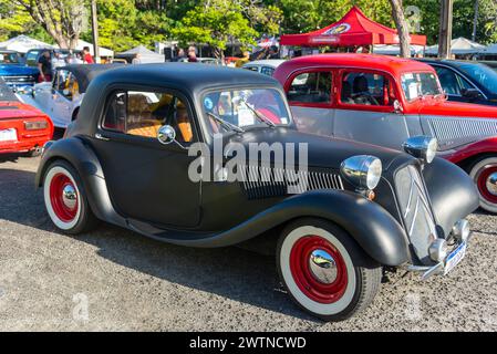 Salvador, Bahia, Brasilien - 2. Dezember 2023: Blick auf eine Ausstellung von Oldtimern in der Stadt Salvador, Bahia. Stockfoto