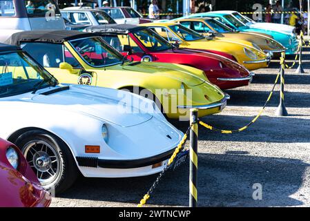 Salvador, Bahia, Brasilien - 2. Dezember 2023: Blick auf eine Ausstellung von Oldtimern in der Stadt Salvador, Bahia. Stockfoto