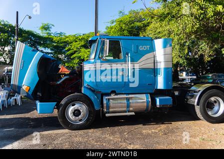 Salvador, Bahia, Brasilien - 02. Dezember 2023: Blick auf LKW bei einer Oldtimerausstellung in Salvador, Bahia. Stockfoto