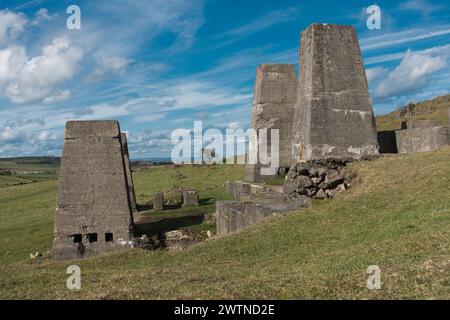 Surreale Betonkonstruktionen der alten Bleibrechanlage Golconda. Harborough Rocks Derbyshire Peak District Stockfoto Surreale Betonkonstruktionen der alten Bleibrechanlage Golconda. Harborough Rocks Derbyshire Peak District Stockfoto