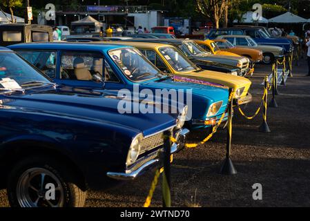 Salvador, Bahia, Brasilien - 2. Dezember 2023: Blick auf eine Ausstellung von Oldtimern in der Stadt Salvador, Bahia. Stockfoto