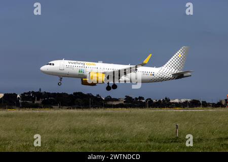 Vueling Airlines Airbus A320-271N (REG: EC-NCG) Landebahn 31 mit Aufkleber „Asturias Paraiso Natural“. Stockfoto