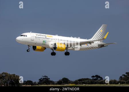 Vueling Airlines Airbus A320-271N (REG: EC-NCG) Landebahn 31 mit Aufkleber „Asturias Paraiso Natural“. Stockfoto