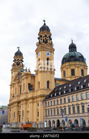 München - 25. Dezember 2021: Die Theaterkirche St. Cajetan und Adelaide ist eine katholische Kirche in München. Gebaut von 1663 bis 1 Stockfoto