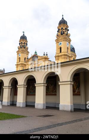 München - 25. Dezember 2021: Die Theaterkirche St. Cajetan und Adelaide ist eine katholische Kirche in München. Gebaut von 1663 bis 1 Stockfoto