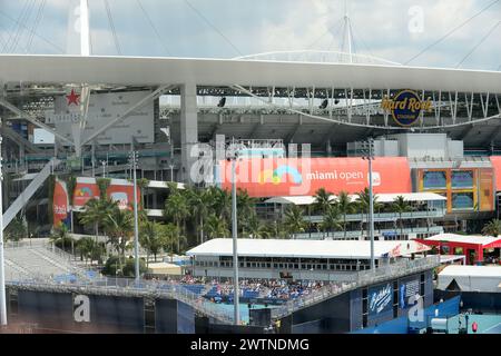 Miami Gardens, USA. März 2024. MIAMI GARDENS, FLORIDA - 18. MÄRZ: Außenansicht während des Miami Open Männer-Singles-Qualifying 2024, präsentiert von Itaú im Hard Rock Stadium am 18. März 2024 in Miami Gardens, Florida. (Foto: JL/SIPA USA) Credit: SIPA USA/Alamy Live News Stockfoto