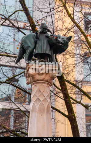 München - 25. Dezember 2021: Der Wolfsbrunnen ist ein Brunnen im Zentrum Münchens. Sie wurde 1904 von den Bildhauern Heinrich Düll und geschaffen Stockfoto